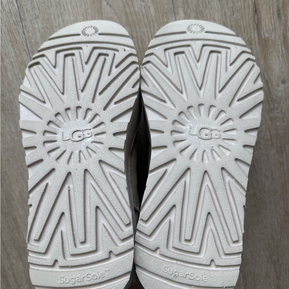 UGG Classic Ultra Mini Platform Boots - Picture 7 of 9